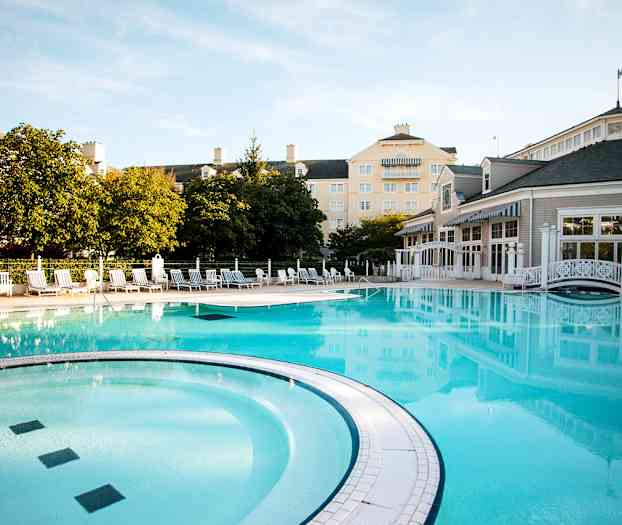 Utendørsbassenget er åpent om sommeren og når været tillater det.