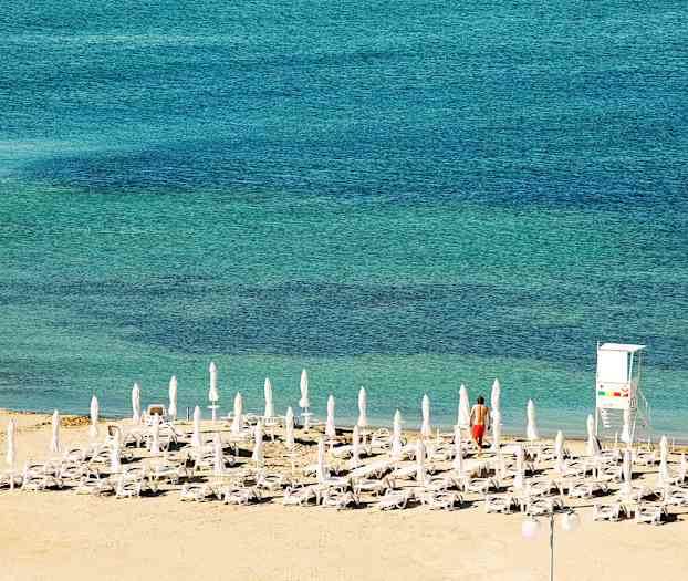 Stranden ligger like ved hotellet