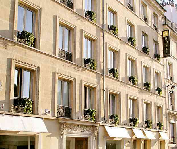 Fasaden til et fleretasjehotell med vinduer og balkonger dekorert med grønt. (AI-generert tekst)