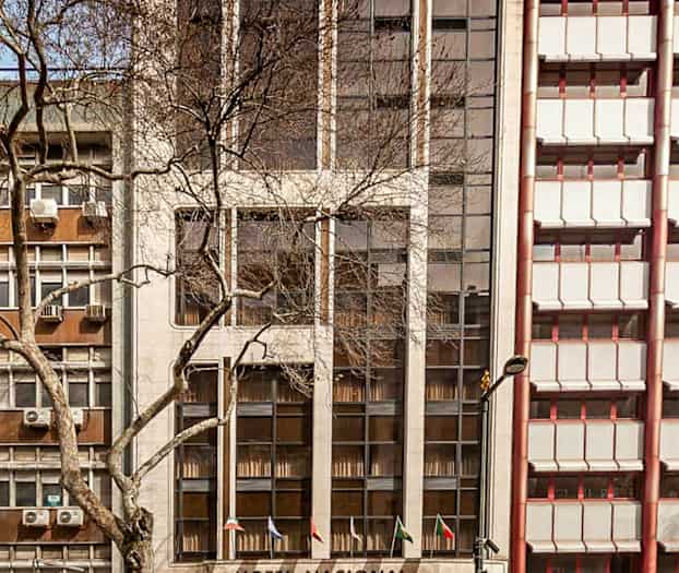 En bygning med skiltet 'Hotel Nacional' på fasaden. (AI-generert tekst)