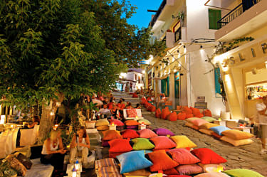 Skiathos by er full av liv om sommeren med massevis av hyggelige restauranter og barer i den gamle havnen.
