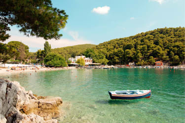 Mange av scenene i Mamma Mia-filmen fra 2008 ble spilt inn på Skopelos. Vil du bo som skuespillerne gjorde, kan du ta inn på hotellet Skopelos Village.