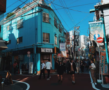 Fargeglade hus langs Tokyos gater