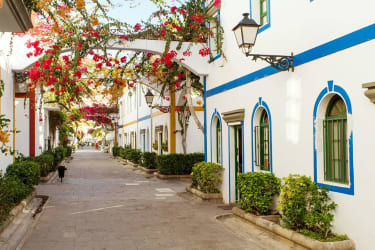 Koselige, små og bilfrie smug med hvitkalkede hus i Puerto de Mogán