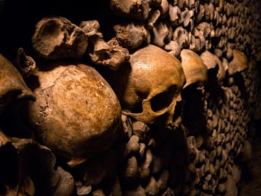 Hodeskaller i katakombene i Paris