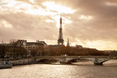 Seinen og Eiffeltårnet i Paris