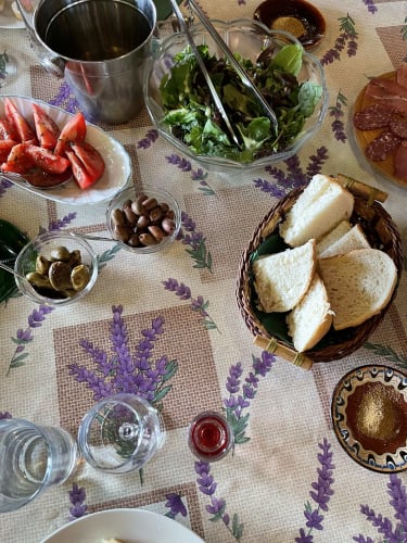 Bord med brød, tomater og salat