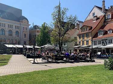 Uteservering i solen i Riga