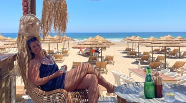 Reiseekspert Maria nyter livet på stranden