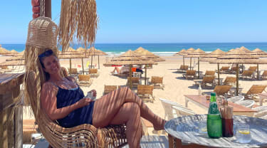 Reiseekspert Maria på en strand i Lisboa