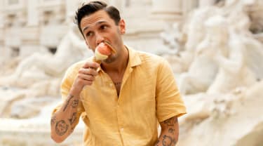 Mann spiser is i Roma