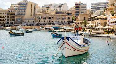 St. Julians på Malta, en vakker havneby med fargerike båter