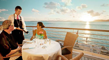 Par spiser middag på cruiseskip