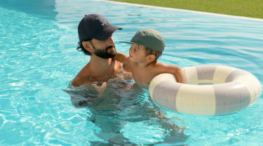Far og sønn i basseng