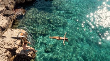 Dame bader i sjøen i Kroatia