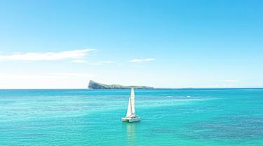Seilbåt på et stille hav på Mauritius