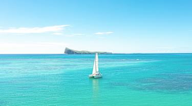 Seilbåt på et stille hav på Mauritius