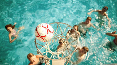Ungdommer spiller basket i vannet