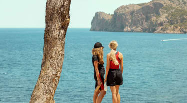 To kvinner kikker utover vannet på Mallorca