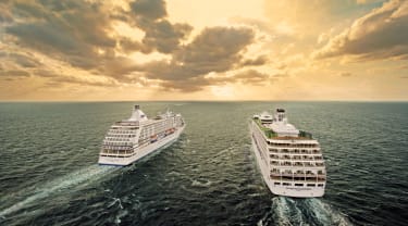 To cruiseskip på havet