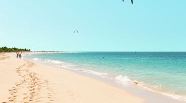 Sandstrand med solsenger i Sal, Kapp Verde