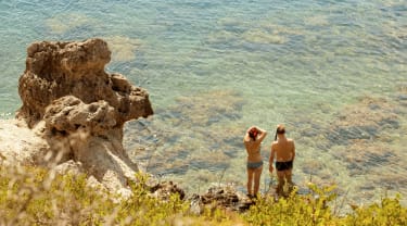 To gutter på en strand på Rhodos