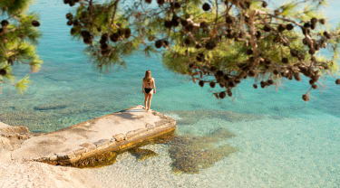 Kvinne står ved vannet i Kroatia