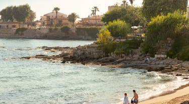 Par går på stranden i Tyrkia
