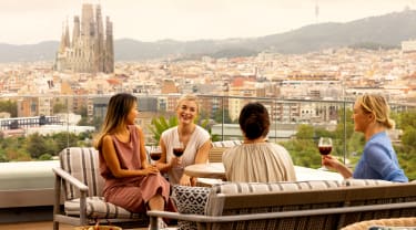 Fire venner på en takterrasse i Barcelona