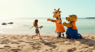 Lollo, Bernie og et barn på stranden