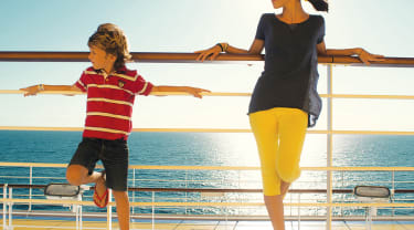 Mor og barn står på dekk på cruise