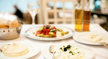 Klassisk gresk mat på restaurant