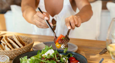 Kvinne forsyner seg av gresk salat