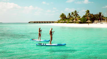 To jenter på paddleboard