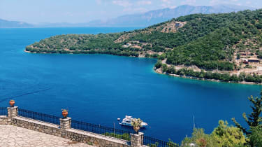 Fantastisk utsikt over øya Meganisi fra Spartokhórion