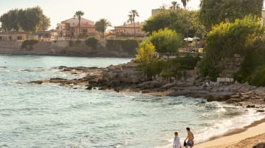 Vennegjeng sitter ved havet