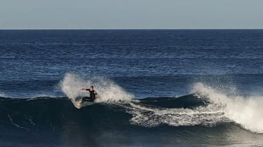 Surfer på en bølge
