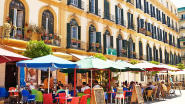 Herlig stemning på en gate med kaféer i Malaga