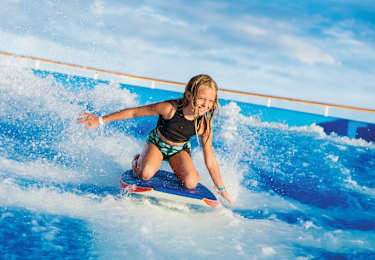 Barn surfer på cruise