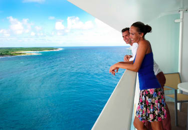 Et par ser utover havet fra et cruiseskip