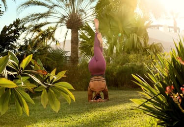 yogautövare i trädgård