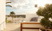 Alle Prime Lounge Suites har stor balkong med utemøbler og solsenger.