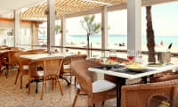 Restauranten ligger rett ved Playa del Palmas populære strandpromenade.