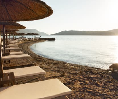 Hotellet tilbyr gjestene gratis solselger på stranden