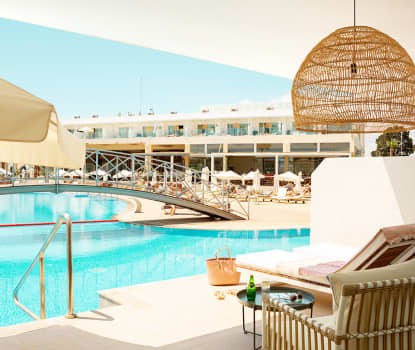 Prime Pool Suite 2 rom med terrasse med direkte utgang til hotellets basseng
