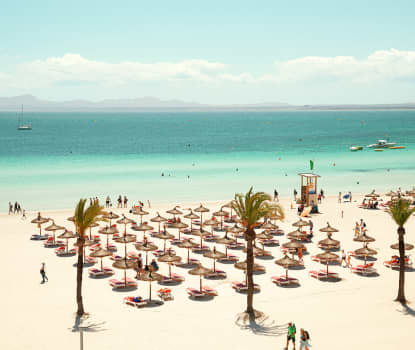 Stranden nedenfor hotellet er bred, milelang og dekket med kritthvit sand