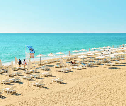 To solsenger og en parasoll (pr. rom) er inkludert på stranden for hotellets gjester, med forbehold om ledig kapasitet