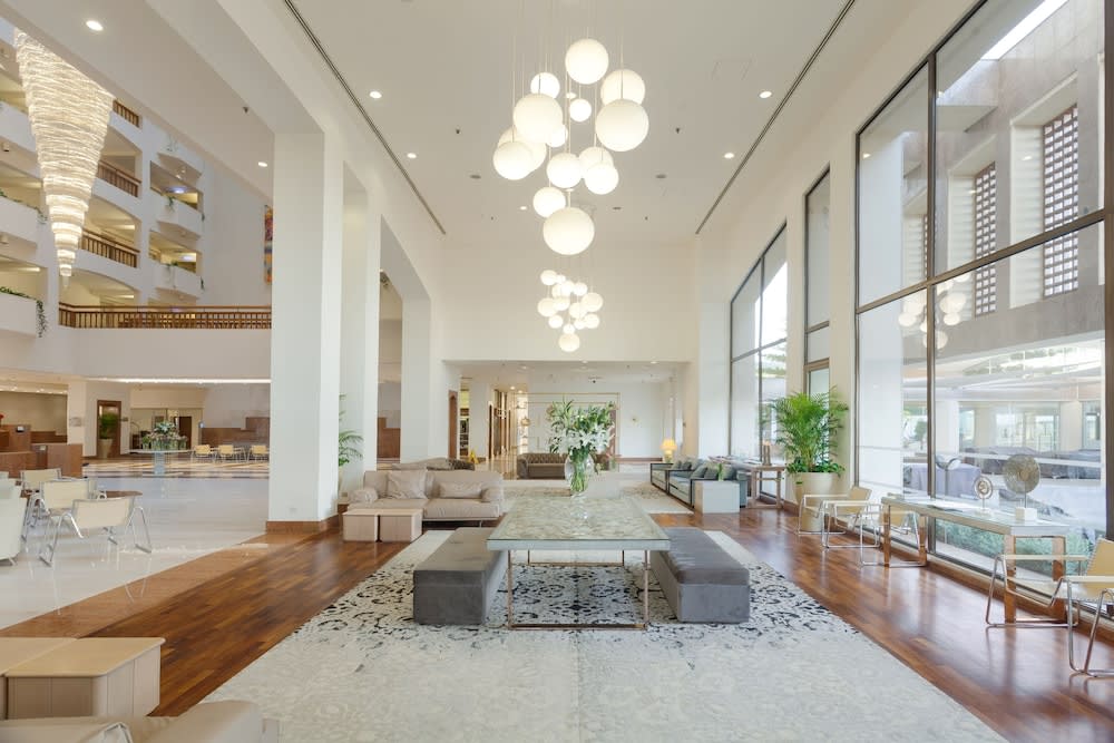 Lobby-lounge