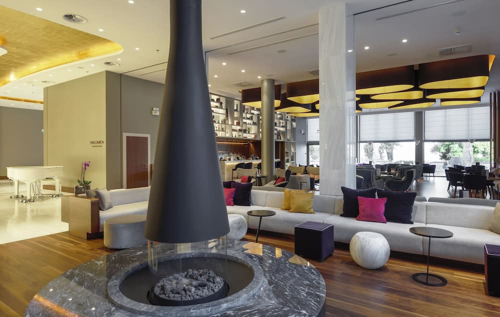 Lobby-lounge