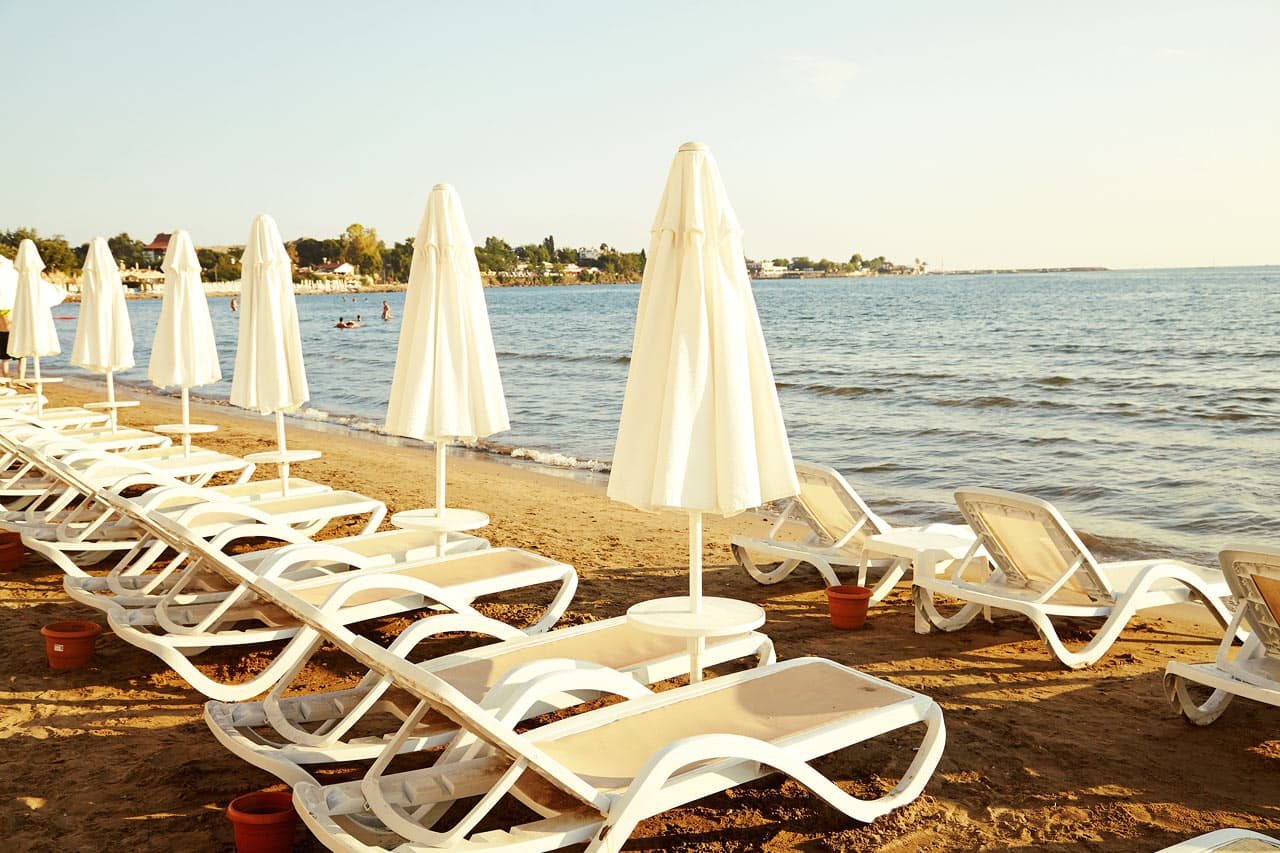 Sunprime Side Dogan Beach tilbyr gratis solsenger på stranden